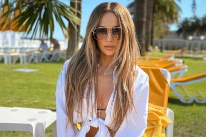 Cover Jennifer Lopez Bikini Grigio 19 Agosto 2025