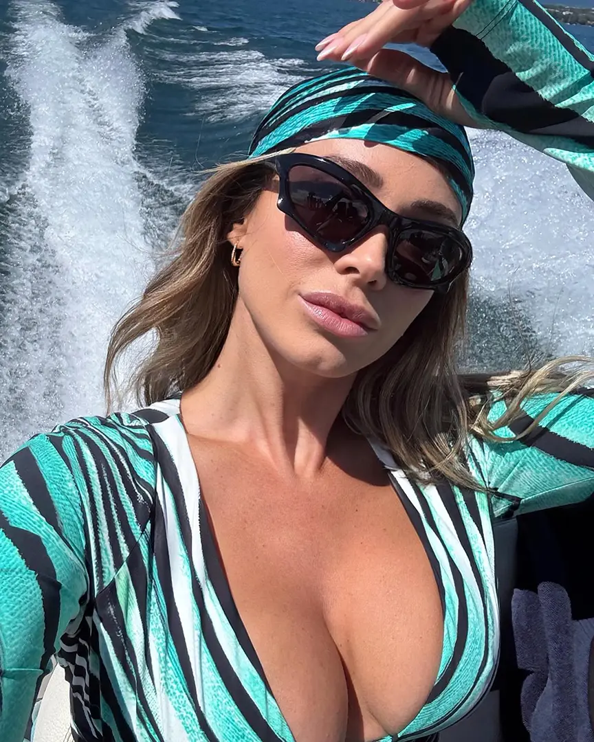 Diletta Leotta Incanta In Barca Indossando Un Audace Bikini Azzurro E Nero.