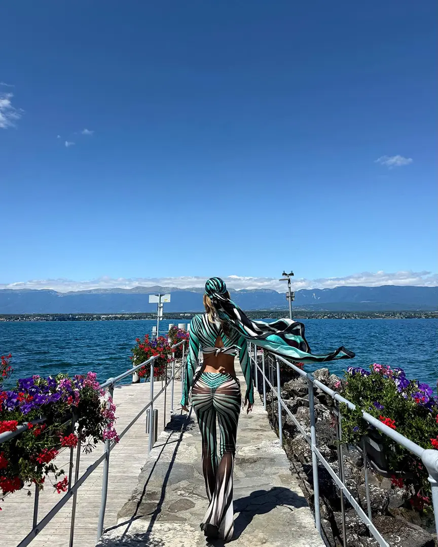 Diletta Leotta Incanta In Barca Indossando Un Audace Bikini Azzurro E Nero.