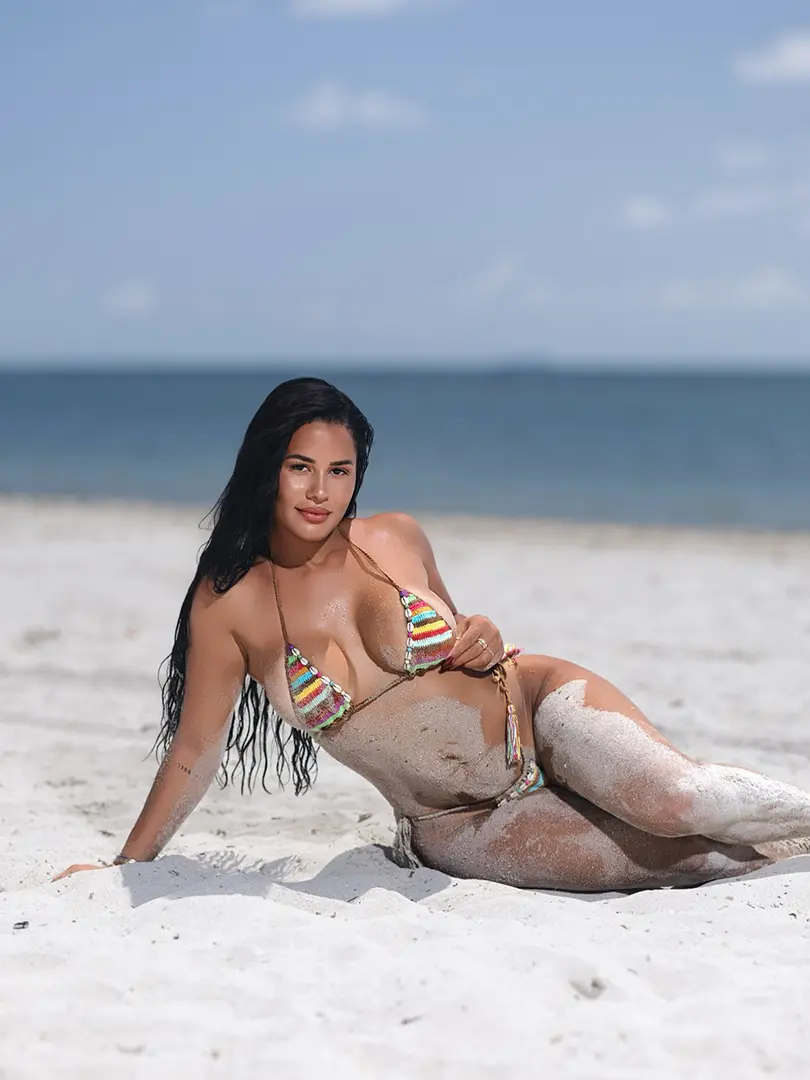Katya Elise Henry Bikini Marrone Tanga 24 Agosto 2025 Image 4