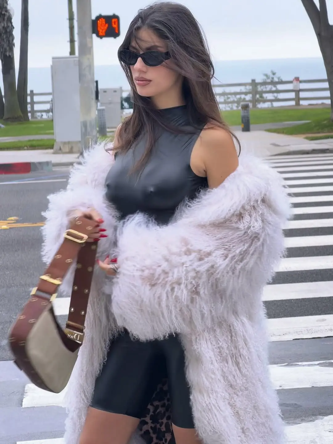 Ines Trocchia Latex Nero Capezzoli Image 1