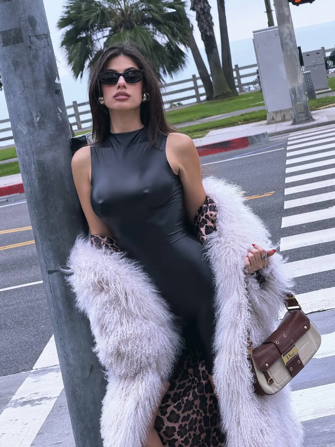 Ines Trocchia Latex Nero Capezzoli Image 3