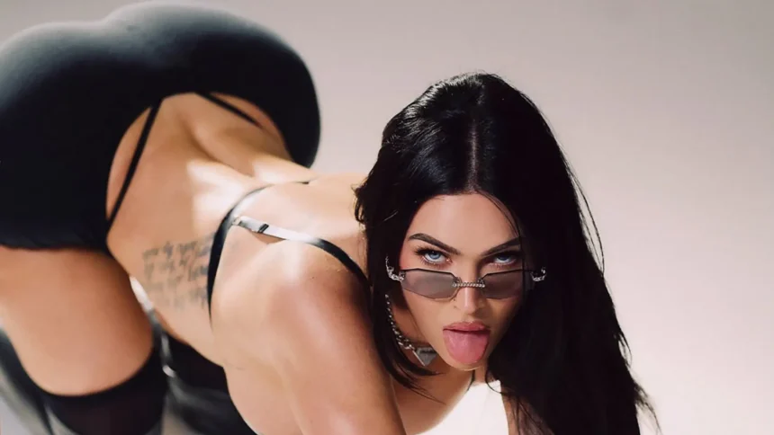 Cover Megan Fox Pecora Mostra Lingua Bocca Aperta 10 Marzo 2026